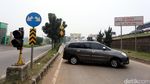 Macet Parah di Tol JORR, Mobil Pribadi Pilih Keluar Pintu Tol