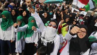 Para pengunjuk rasa berdemonstrasi di depan Kedubes AS di Jakarta, Jumat (23/6).