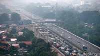 Kendaraan mengular hingga belasan KM.