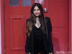 Ditanya Soal Axel Matthew, Valerie Thomas Acungkan Jari Tengah