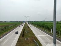 Arus lalu lintas di Tol Palimanan masih sepi. 