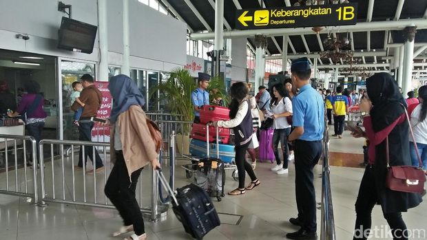 Arus mudik di terminal 1 Bandara Soekarno-Hatta, Jumat (23/6/2017).