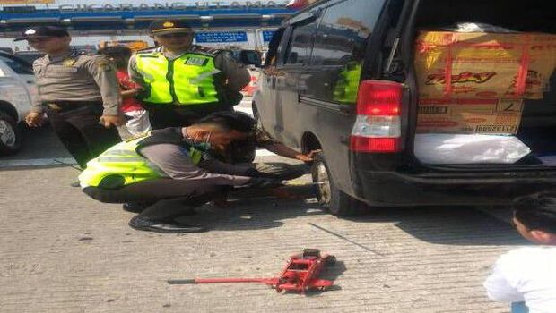 Satgas Lancar 'Service' 11 Mobil Mogok di Tol Jakarta-Cikampek