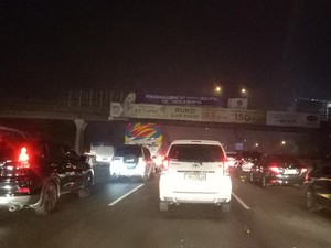 Jarak 10 Km Ditempuh dalam 1,5 Jam di Tol Jakarta-Cikampek