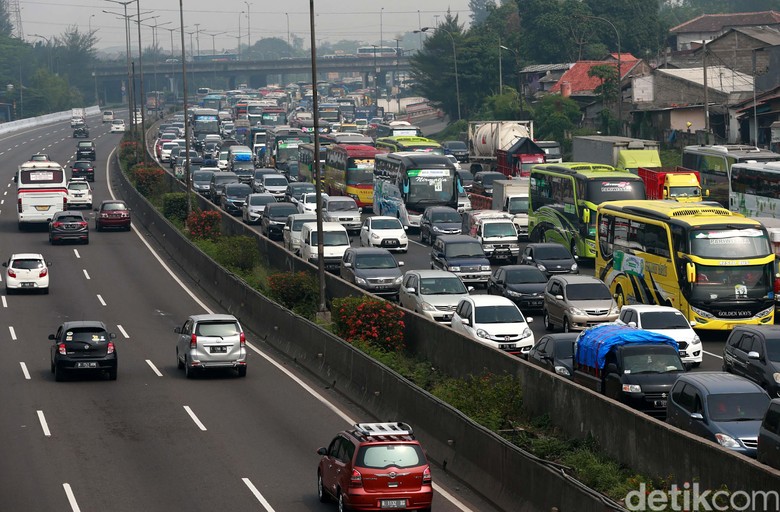 Ilustrasi mobil dari daerah masuk ke Jakarta harus membayar. Foto: Agung Pambudhy Ilustrasi mobil dari daerah masuk ke Jakarta harus membayar. Foto: Agung Pambudhy