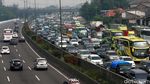 Pemudik Mampet di Tol Jakarta Cikampek