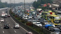 Kemacetan ini dimulai dari Gerbang Tol Cikarang Utama dan mengular hingga Jatiwaringin.