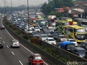 Masih Ramai Pemudik, Tol Jakarta-Cikampek Macet hingga 35 KM