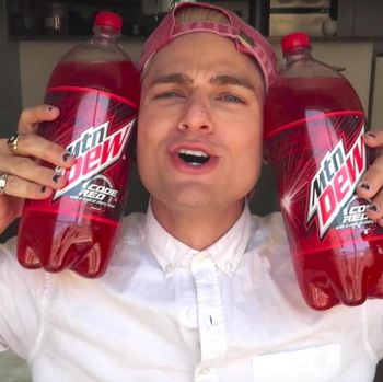 Tips Mudah Mewarnai Rambut Pakai Minuman Soda ala Vlogger Pria Ini Viral