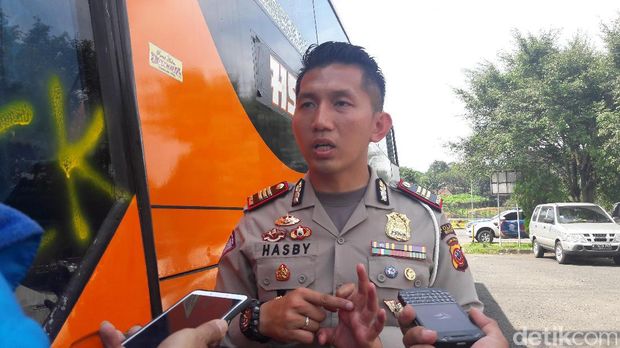 Cegah Kecelakaan, Polisi Pasang Pita Kejut di Jalur Puncak