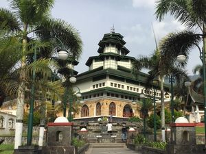 Masjid Unik Di Tepi Danau Maninjau Sumatera Barat