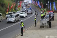 Begini Aksi Polwan Jadi Reporter di Jalur Mudik Nagreg