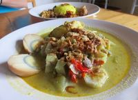 Mau Makan Ketupat Enak Tanpa Repot? Mampir Saja ke 4 Restoran Indonesia Ini