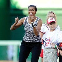Michelle Obama bersemangat saat menyaksikan pertandingan football. (Foto: Getty Images)