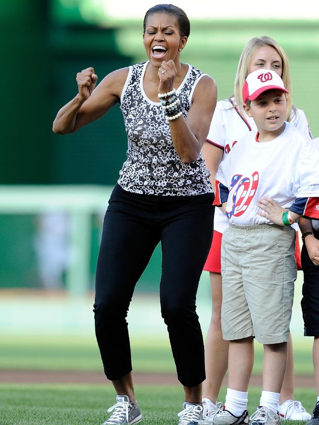Michelle Obama bersemangat saat menyaksikan pertandingan football. (Foto: Getty Images)