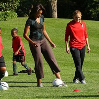 Michelle Obama unjuk kebolehan bermain bola di Washington D.C., beberapa tahun lalu. (Foto: Getty Images)