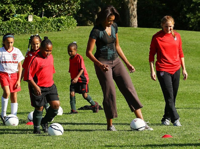 Michelle Obama unjuk kebolehan bermain bola di Washington D.C., beberapa tahun lalu. (Foto: Getty Images)