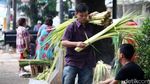 Lebaran Bawa Berkah Pedagang Kulit Ketupat