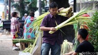 Para pedagang juga menjual bahan utama kulit ketupat yaitu janur.