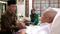 Jokowi menjenguk Solihin di kediamannya, Jl Cisitu Indah VI, Coblong, Kota Bandung, Jawa Barat, Sabtu (24/6/3017). Kris/Setpres.