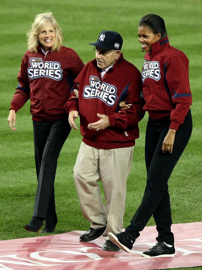 Lagi-lagi, Michelle Obama dengan sneakers hitam. (Foto: Getty Images)