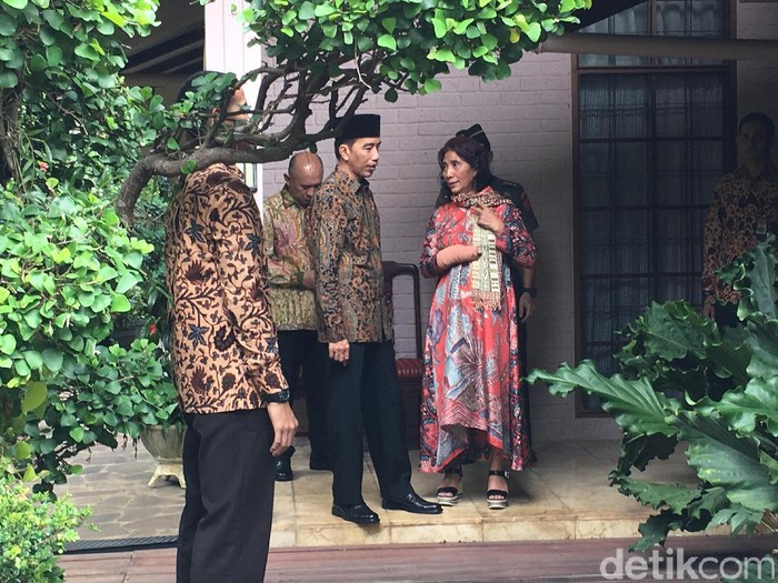 Jenguk Solihin GP, Jokowi Dapat Kado Ulang Tahun