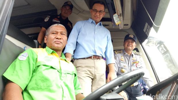 Anies Rasyid Baswedan meninjau arus mudik di terminal Kampung Rambutan, Jakarta Timur.