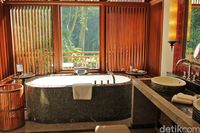 Kamar mandi dengan bathup menghadap sungai (Randy/detikTravel)