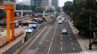 Jakarta lengang dari kendaraan bermotor karena banyak warga yang pulang kampung (mudik).