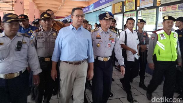 Anies Rasyid Baswedan meninjau arus mudik di terminal Kampung Rambutan, Jakarta Timur.