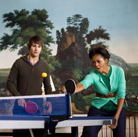 Siapa bilang Anda tidak bisa tampil modis saat bermain ping-pong. Michelle Obama membuktikannya dengan cardigan yang dibalut sabuk tambahan. (Foto: Getty Images)