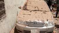 Mobil yang terparkir di sekitar tempat persembunyian pelaku tertutup debu. Seperti diketahui, seorang tersangka meledakkan dirinya saat pasukan keamanan mengepungnya. Pria itu diduga akan melakukan bom bunuh diri di Masjidil Haram. Saudi News Agency/Reuters.