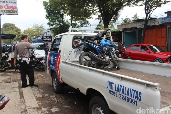Pecah Ban, Mobil Pemudik Tabrak 2 Kendaraan di Garut