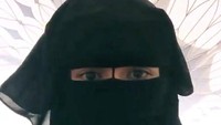Dan inilah penampilan bercadar Bella kala umrah di Mekkah sebelum merayakan lebaran di sana bersama kedua orangtuanya. Foto: Laudya Cynthia Bella (Dok. Pribadi)