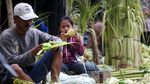Lebaran Bawa Berkah Pedagang Kulit Ketupat