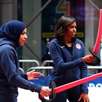 Michelle Obama saat bersama atlet anggar Ibtihaj Muhammad, yang juga atlet berhijab pertama dari AS di sebuah acara di New York, AS, 2016 lalu. (Foto: Getty Images)