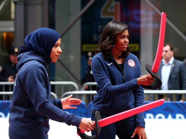 Michelle Obama saat bersama atlet anggar Ibtihaj Muhammad, yang juga atlet berhijab pertama dari AS di sebuah acara di New York, AS, 2016 lalu. (Foto: Getty Images)