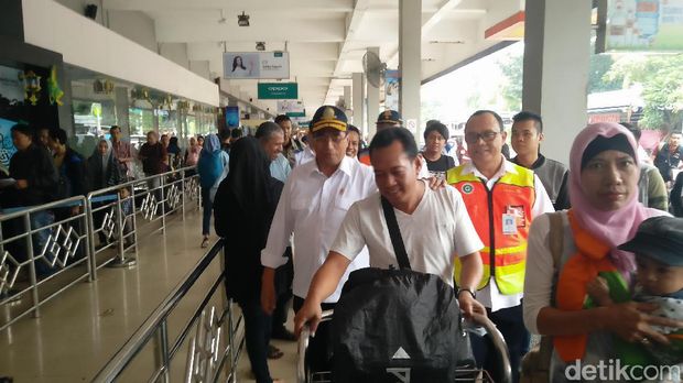 Tinjau Bandara Halim, Menhub Budi Dicurhati Penumpang