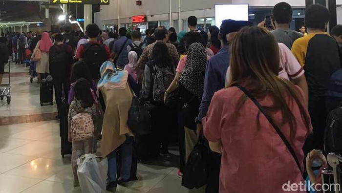 Antrean penumpang di Terminal 1 C Bandara Soekarno-Hatta
