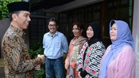 Jokowi yang didampingi Menteri Kelautan dan Perikanan Susi Pudjiastuti berbincang dengan keluarga Solihin. Kris/Setpres.