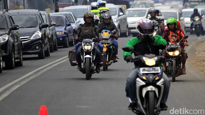 Polisi memberlakukan sistem one way atau satu arah dari Nagreg arah Tasikmalaya dan Garut, Sabtu (24/6/2017). Hasilnya, lalin yang tadi pagi padat sekarang sudah lancar.