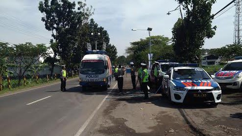 Kecelakaan Tewaskan 6 Orang di Probolinggo, Polisi Gelar Olah TKP Kecelakaan Tewaskan 6 Orang di Probolinggo, Polisi Gelar Olah TKP