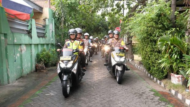 Pantau Keamanan di Tengah Gerimis, Risma Naik Motor Dibonceng Polwan