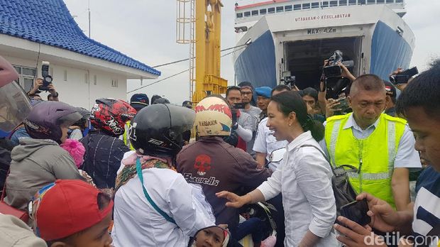 Rini Soemarno Cek Arus Mudik di Pelabuhan Merak