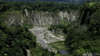 Ngarai Sianok. Ngarai atau lembah ini berada di sisi selatan Nagari Koto Gadang hingga Nagari Sianok Enam Suku. Indah kan?  (Okta Marfianto/detikTravel)