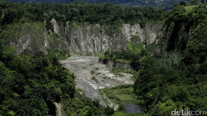 Tak lengkap rasanya bila berkunjung ke Bukittinggi tidak singgah di Ngarai Sianok. Tempat ini menyajikan panorama lembah curam yang sangat mempesona.
