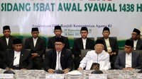 Menteri Agama Lukman Hakim Saifuddin mengumumkan hasil sidang isbat untuk menetapkan 1 Syawal 1438 Hijriah di kantor Kemenag, Jakarta, Sabtu (24/6/2017).