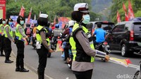 Para Polwan dengan sigap mengatur lalu lintas yang padat.