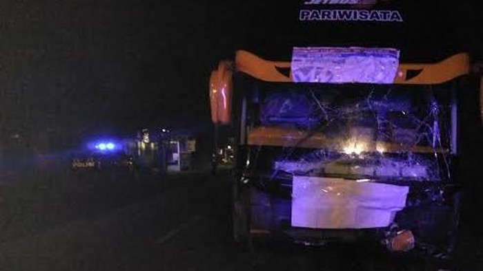 Kecelakaan yang merenggut 6 nyawa terjadi di Kabupaten Probolinggo, Jawa Timur, Sabtu (24/6/2017) dinihari.

Bus yang berisi pemudik bertabrakan dengan Toyota Avanza. Keenam korban jiwa adalah penumpang Avanza. 1 penumpang bernama Zulkifli (19) mengalami luka kritis.