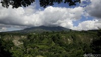 Latar Gunung Marapi dan Singgalang seakan menambah pesona tempat ini.